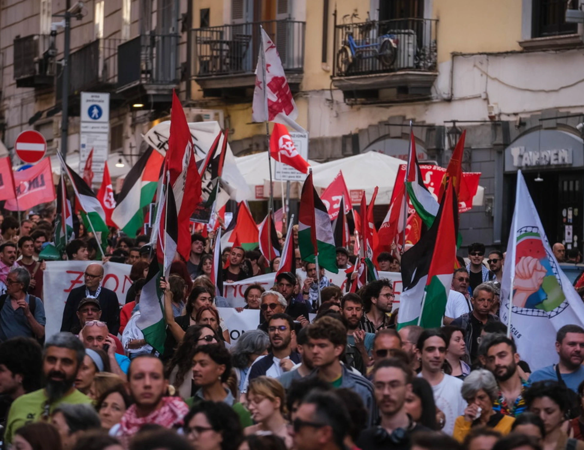 Referendum e Gaza, il filo rosso che lega piazze e urne