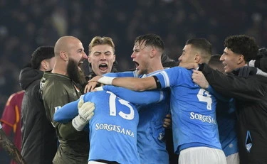 Serie A: Neres affonda la Roma, Napoli aggancia Milan in vetta