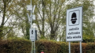 La Spezia, il fesso dell'Autovelox: lo "sfida" 19 volte a tutta velocità? Finisce in disgrazia