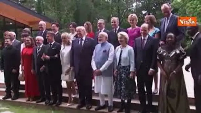 Leggi l'articolo: Brigitte Macron si aggrappa a Trump per non scivolare durante foto di gruppo al G7