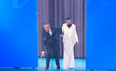 Domenica In, Massimiliano Gallo non vede il gradino e... "Come I Ricchi e Poveri"