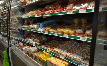 Confezioni "alleggerite" al supermercato: come riconoscerle per non farsi fregare