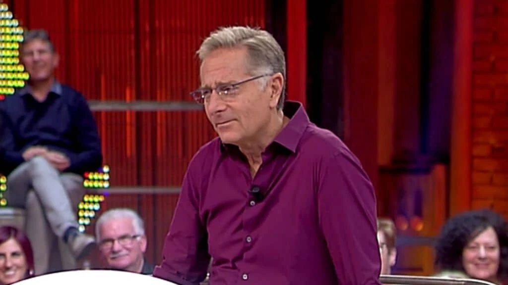 Paolo Bonolis si confessa: le vacanze in mezzo alle prostitute e la preghiera prima di dormire