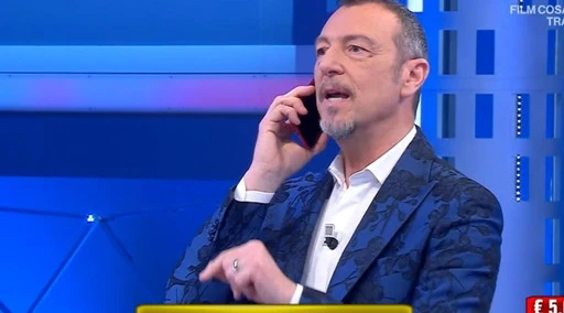 Affari Tuoi, "ora gioco con voi": il dottore sfida i concorrenti, caos in studio