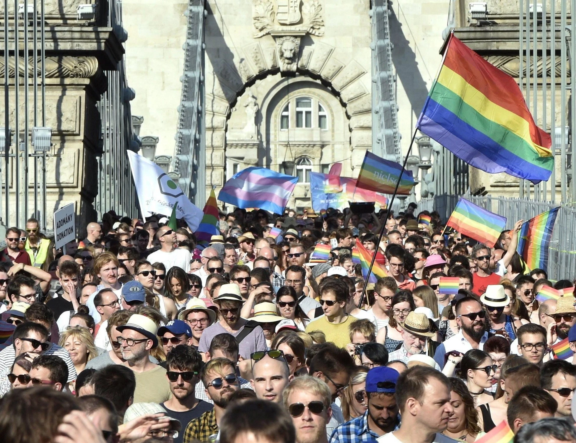 Budapest, estrema destra sullo stesso percorso del Gay Pride: corteo di fuoco