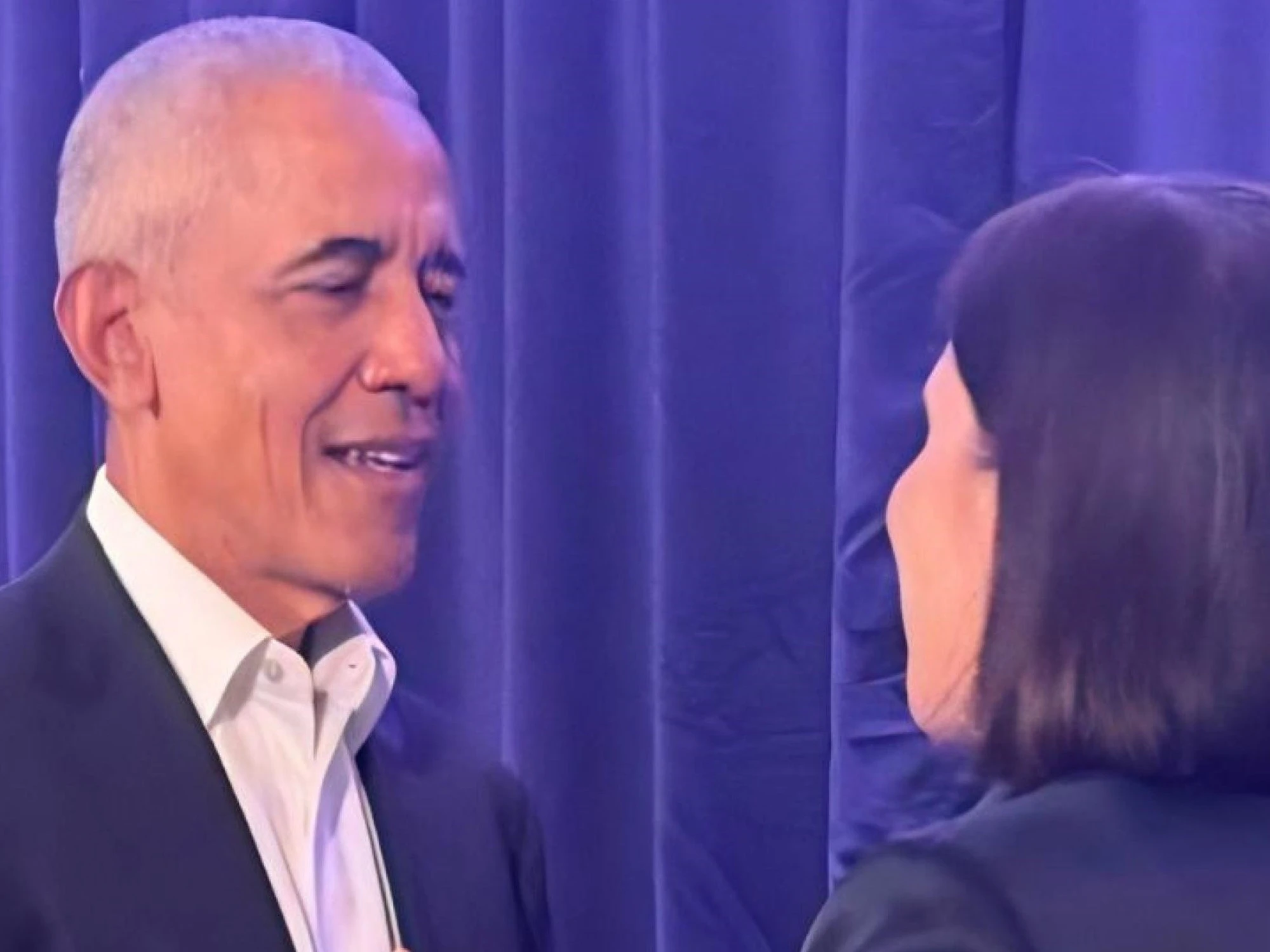 Elly Schlein importuna Obama per una foto ricordo E poi attacca l’Italia