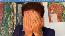 L'aria che tira, Paolo Rossi fa crollare Dino Giarrusso: pianto a dirotto, non riesce nemmeno a rispondere