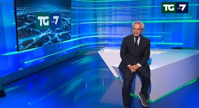 Enrico Mentana, un minuto di musica al TgL7: "Cosa è accaduto non lo sapremo mai"