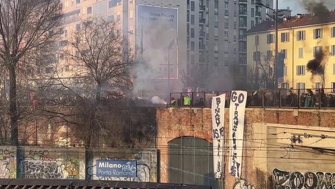 Corteo contro le Olimpiadi a Milano, lanciati petardi sui binari della ferrovia