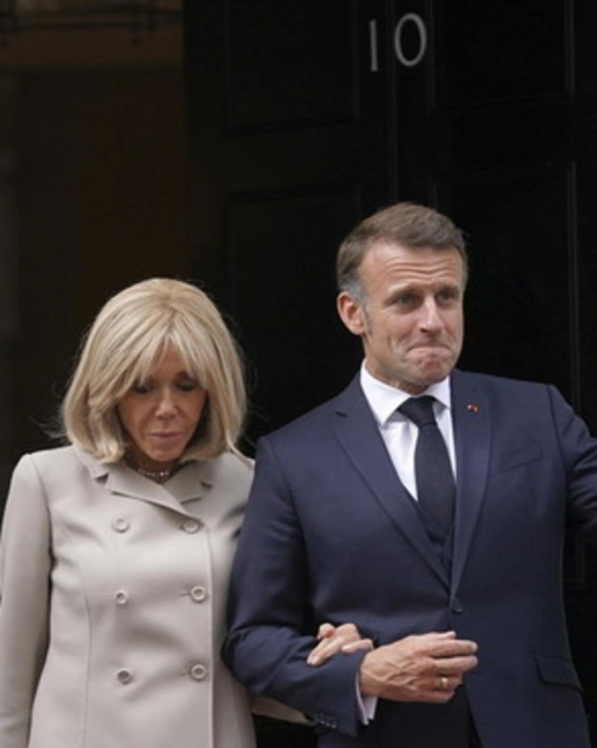 Brigitte Macron umiliata in tribunale: "Non sono un uomo, ecco le prove"