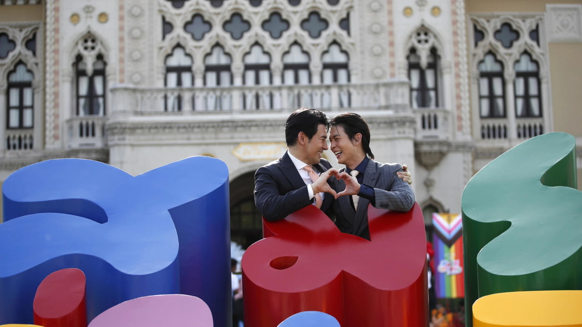 Ue, la Corte di giustizia: "Obbligatorio riconoscere le nozze gay"