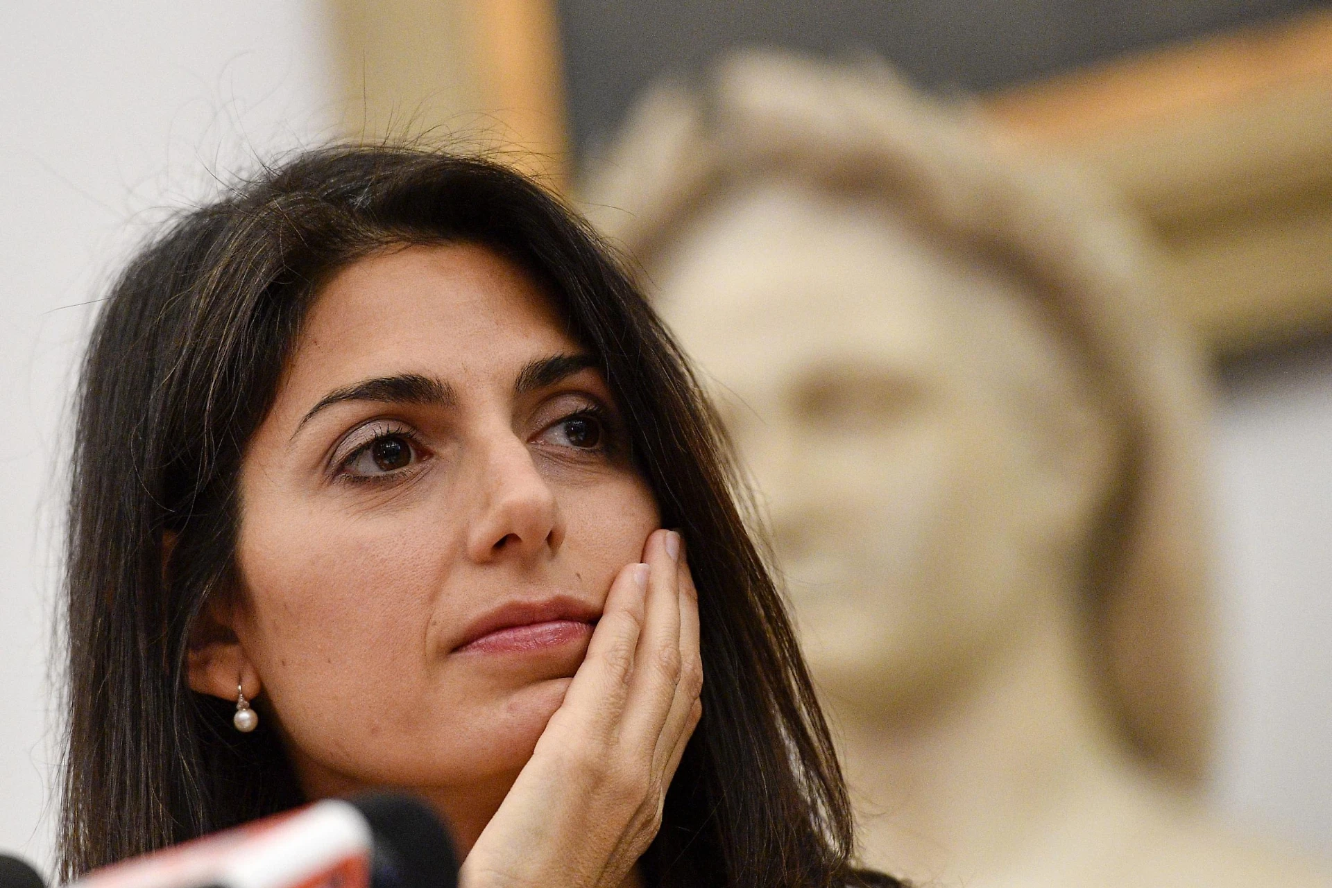 Gaffe, scandali e fughe sui tetti: ecco perché Virginia Raggi si è arresa