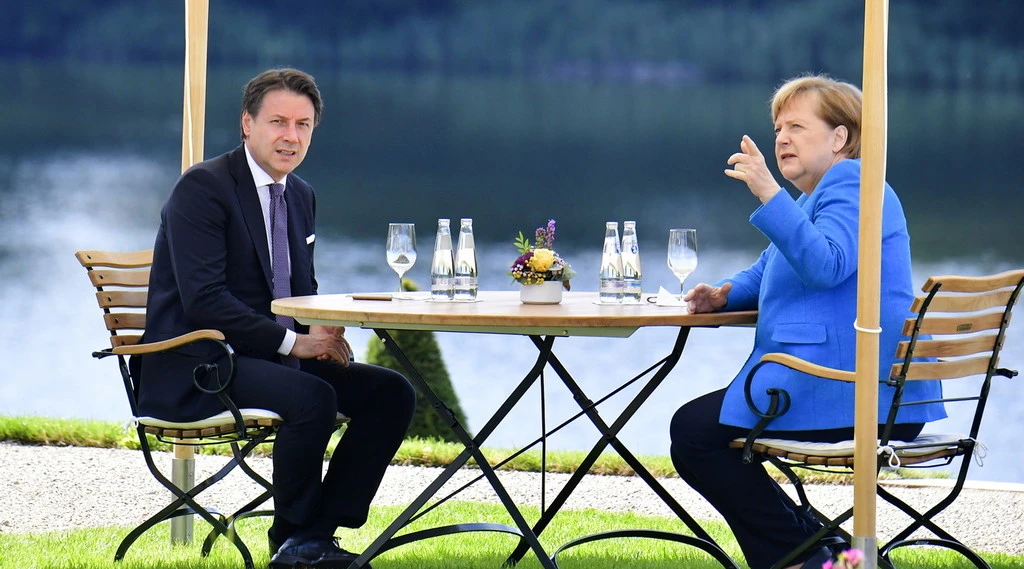 Giuseppe Conte incontra Angela Merkel sul Recovery fund: "Servo e pure cafone", la battuta che infastidisce la Cancelliera