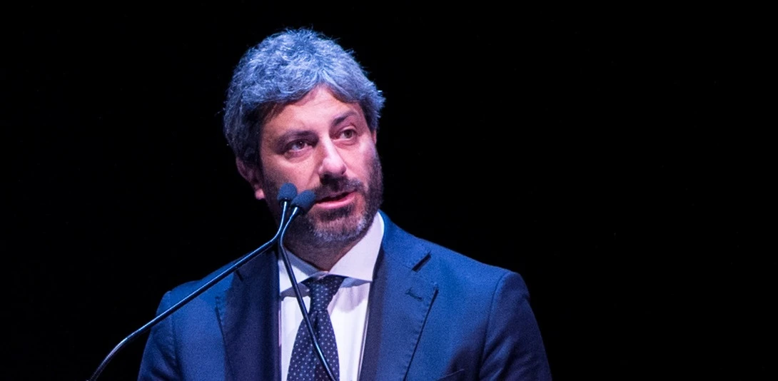 Roberto Fico, il tweet sui poliziotti uccisi e la rabbia di Storace: &quot;Vergognoso obbrobrio, vali zero&quot;