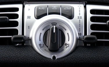 Aria condizionata in auto, 5 errori da non fare: chi rischia una multa da 444 euro