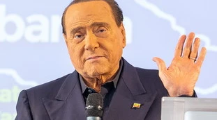 Berlusconi, rumors e fiato sospeso: "Summit decisivo al San Raffaele". Cosa sta succedendo