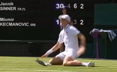 Jannik Sinner cade e si storce il ginocchio a Wimbledon: le gambe a compasso poi l'urlo