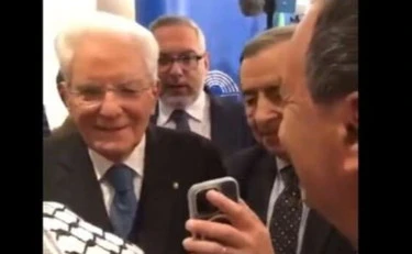 Mimmo Lucano consegna una kefiah a Mattarella: "Mi sono emozionato"