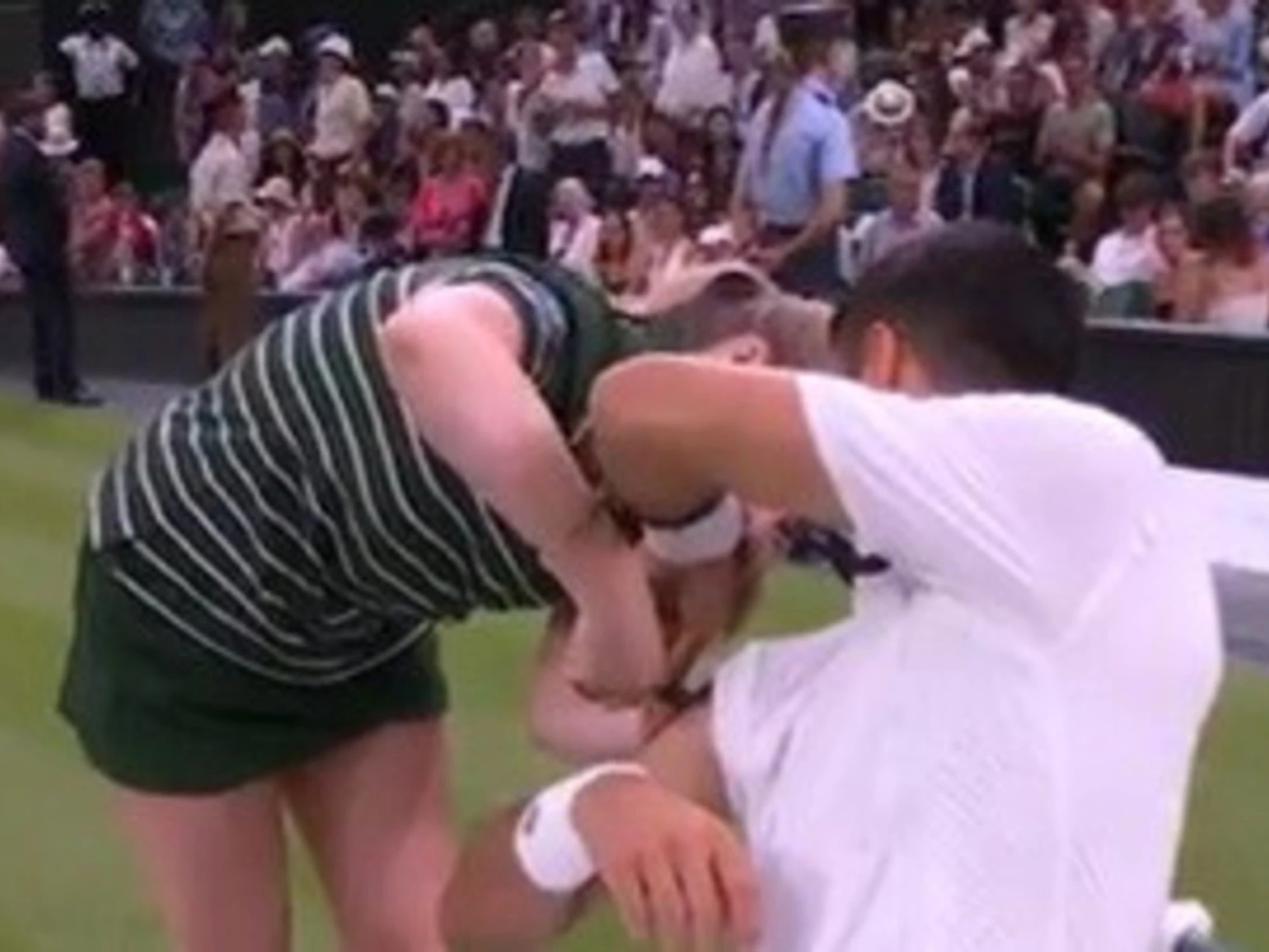 Novak Djokovic terrorizza la raccattapalle: occhio alle forbici...