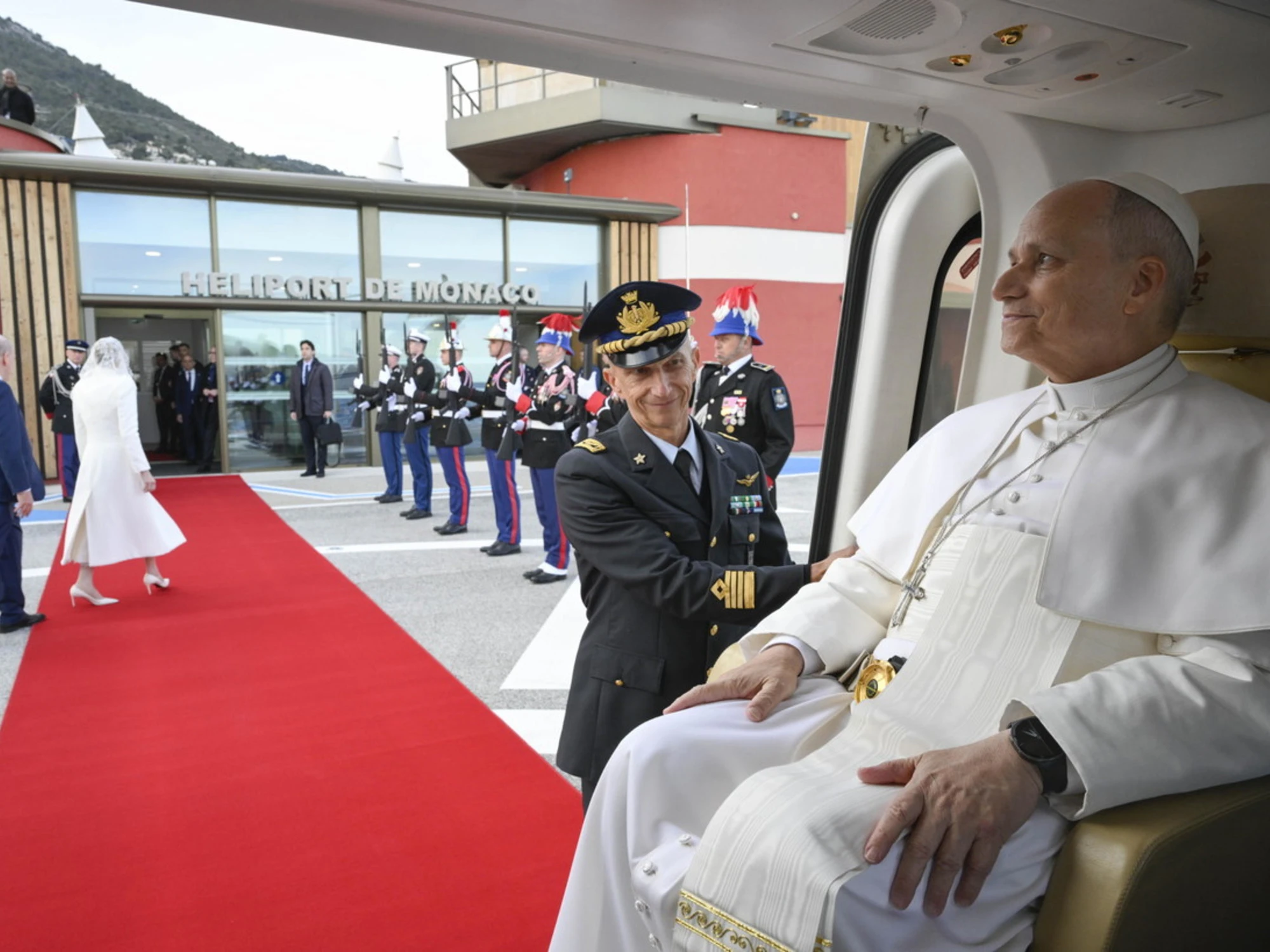 Il Papa a Monaco schiaffeggia Macron