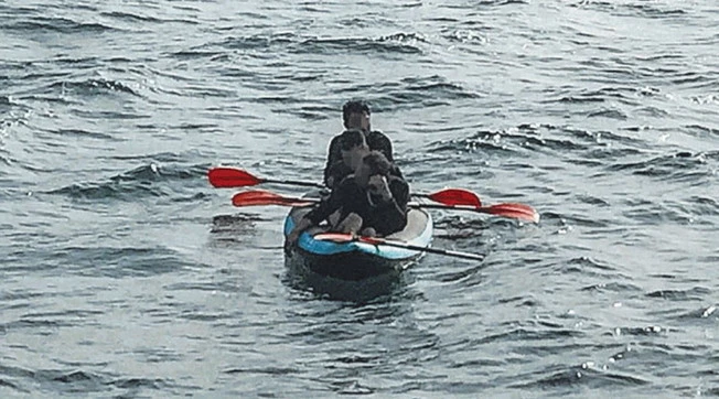 Italia invasa, migranti in zattera e kayak: l'immagine simbolo del dramma