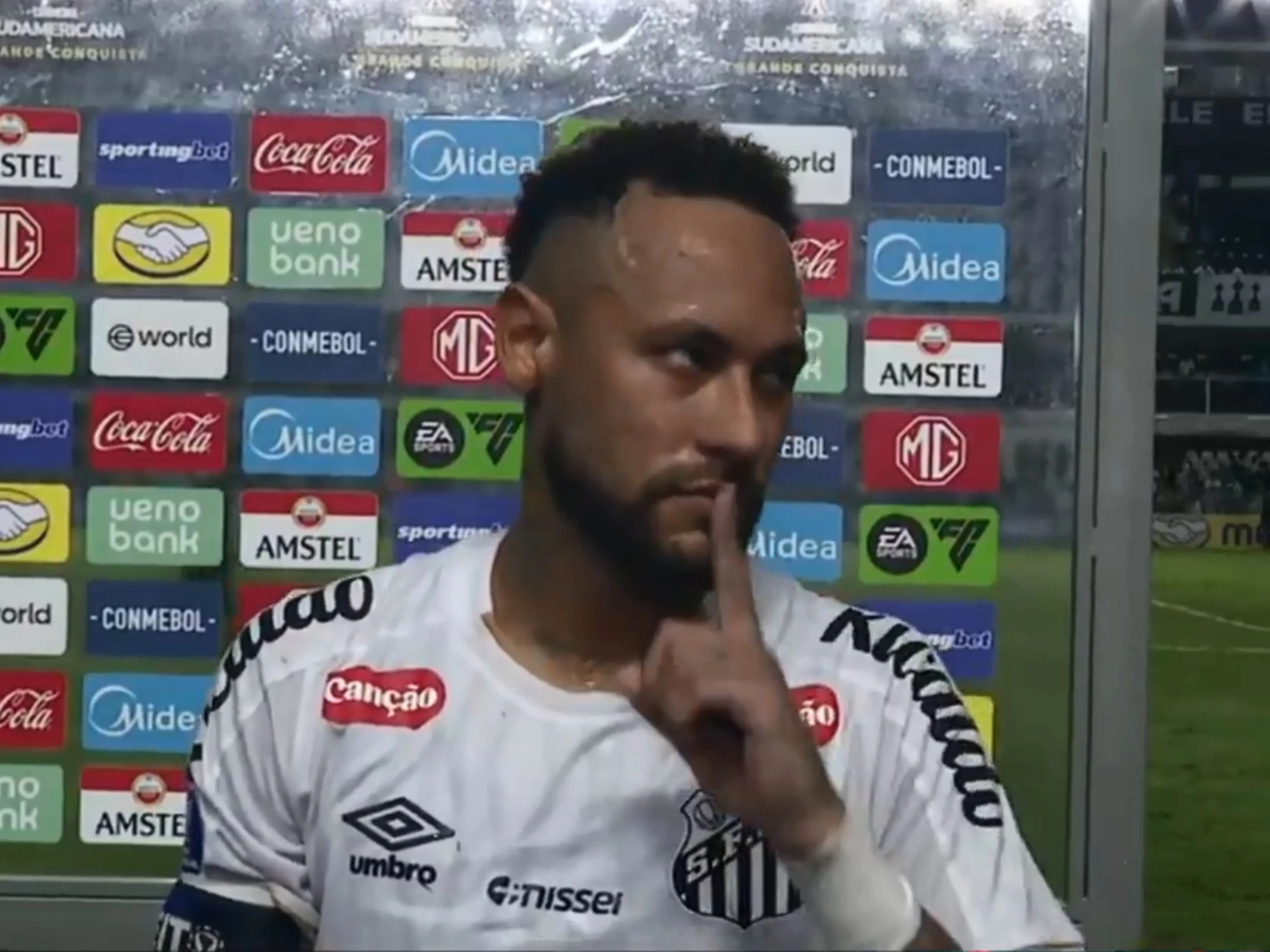 "Sei grasso!": il tifoso in tribuna lo critica, Neymar perde la testa