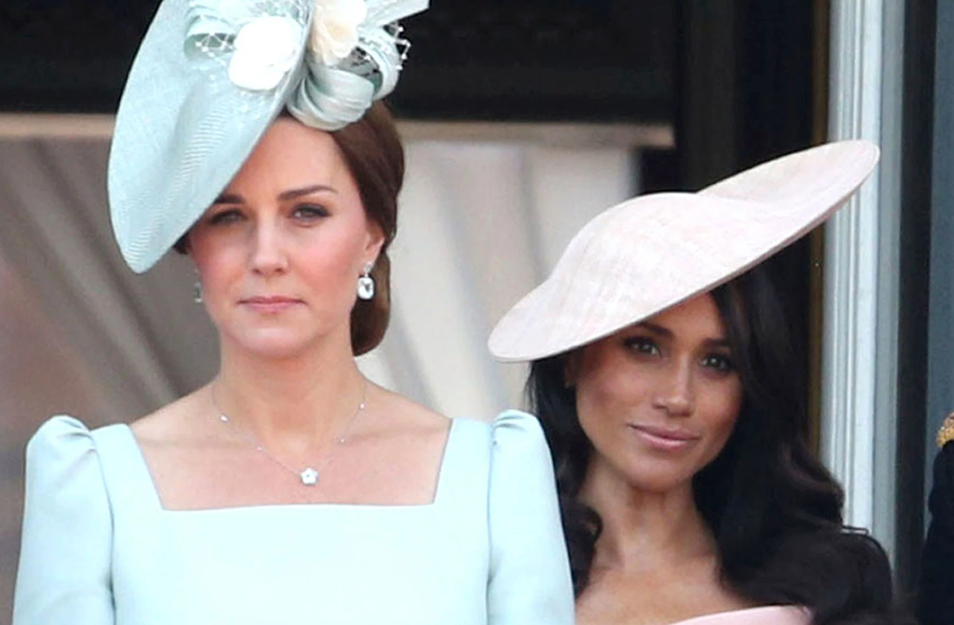 Meghan Markle, la decisione della Regina: "È di rango inferiore". Umiliata, gode Kate Middleton