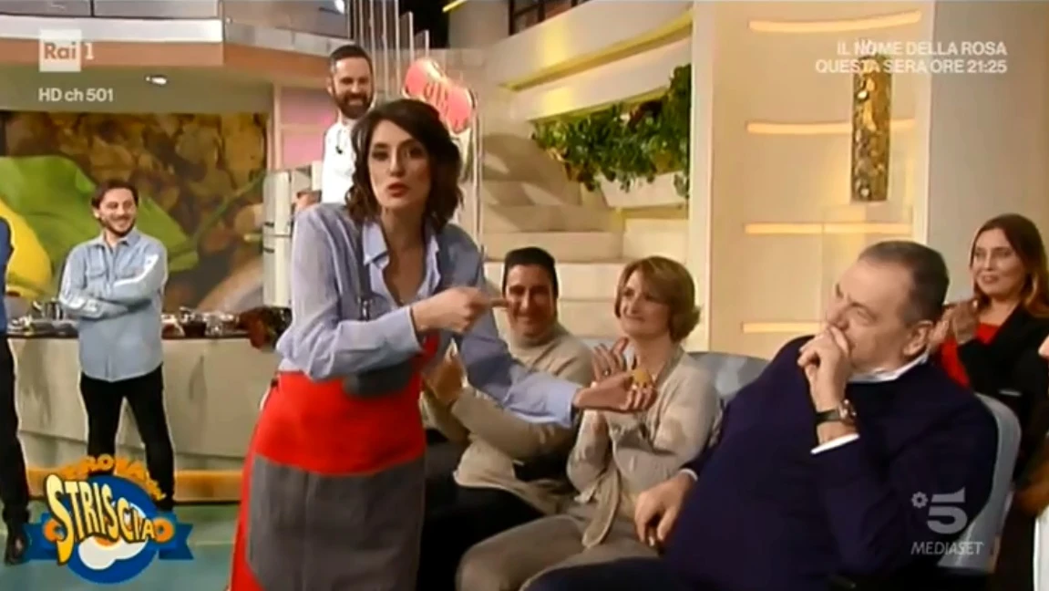 Striscia la Notizia, bomba su Elisa Isoardi: "Il lumacone vip che ci prova con lei"