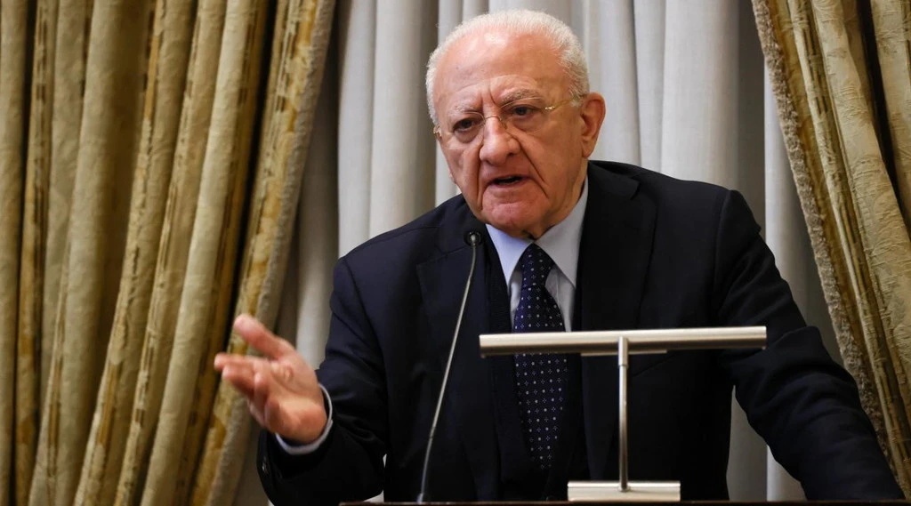 De Luca, ancora veleno contro Meloni: "Con l'universo femminile non c'entra niente"