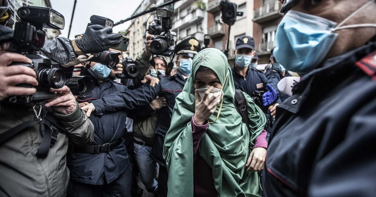 Silvia Romano, la prima uscita dopo la quarantena è in un centro estetico: pizzicata a Milano con la madre