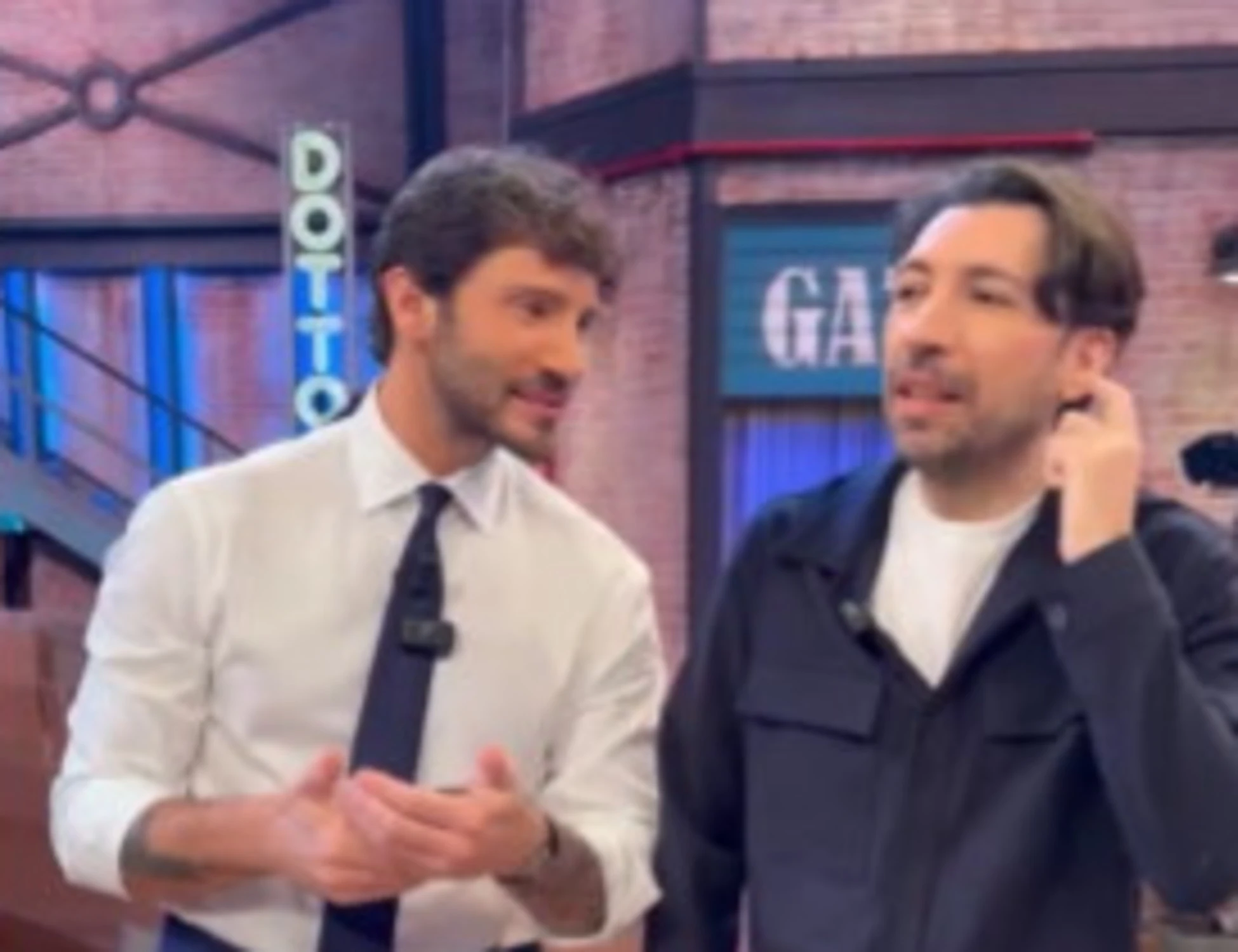 Affari tuoi, il fuoronda tra De Martino e Herbert Ballerina: "Non è una cosa bella"