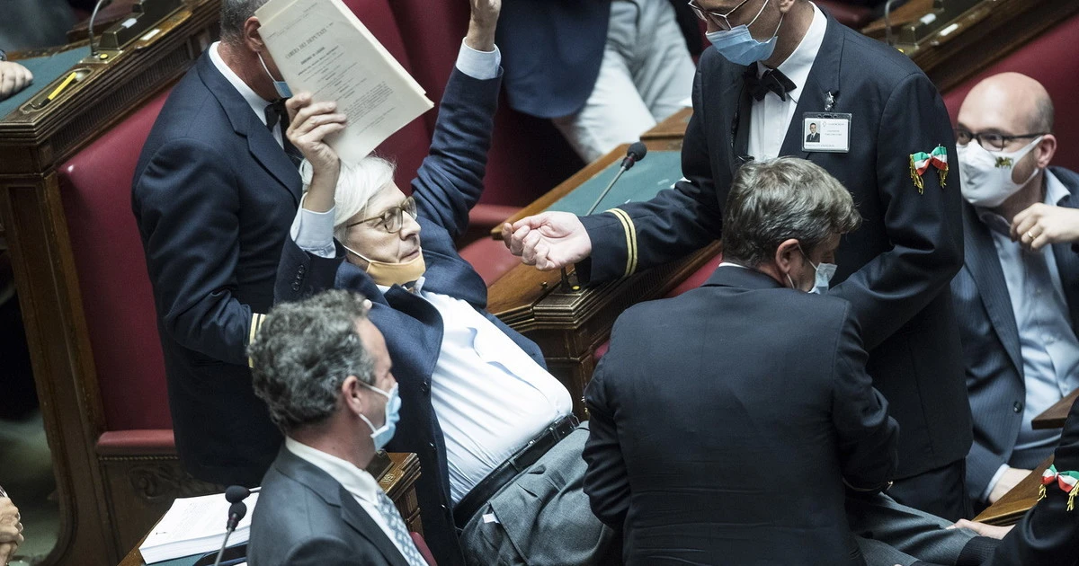Vittorio Sgarbi, lo sfogo dopo l'espulsione: "Pavidi, vigliacchi. Come avete ottenuto quel posto in Parlamento?"