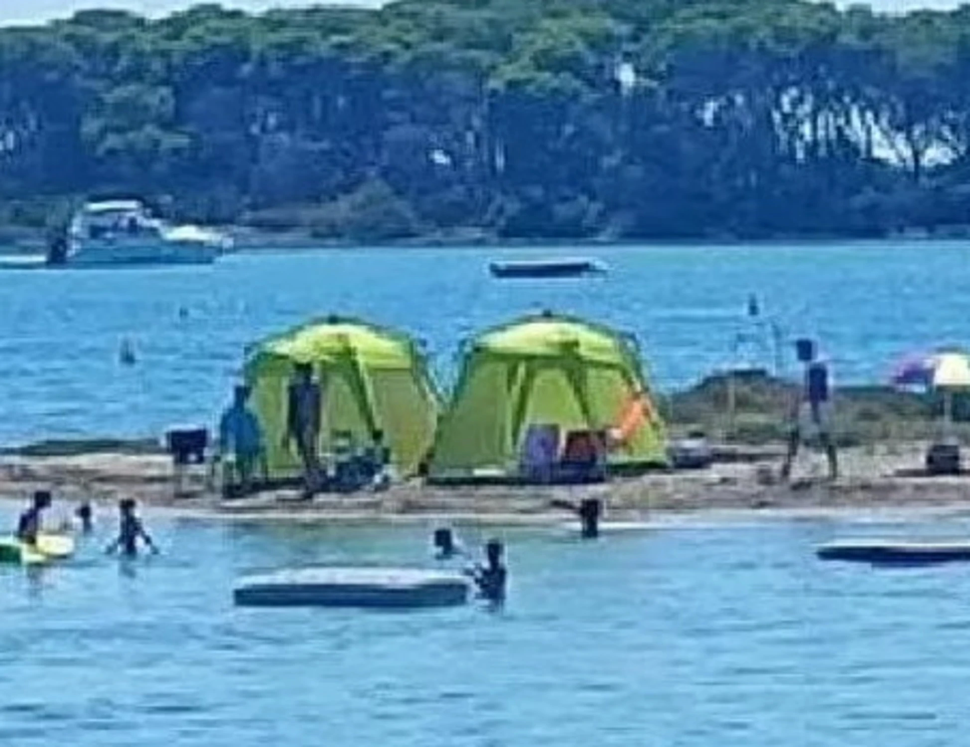 Porto Cesareo, la foto che fa infuriare i bagnanti: come occupano la spiaggia