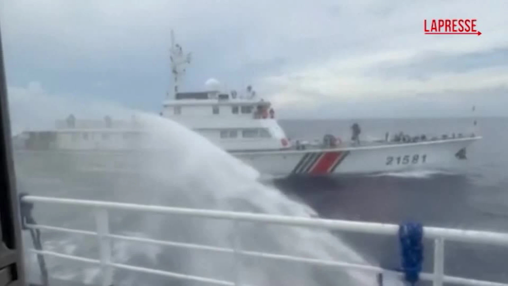 Mar Cinese Meridionale, scontro tra navi cinesi e filippine: Pechino usa i cannoni ad acqua