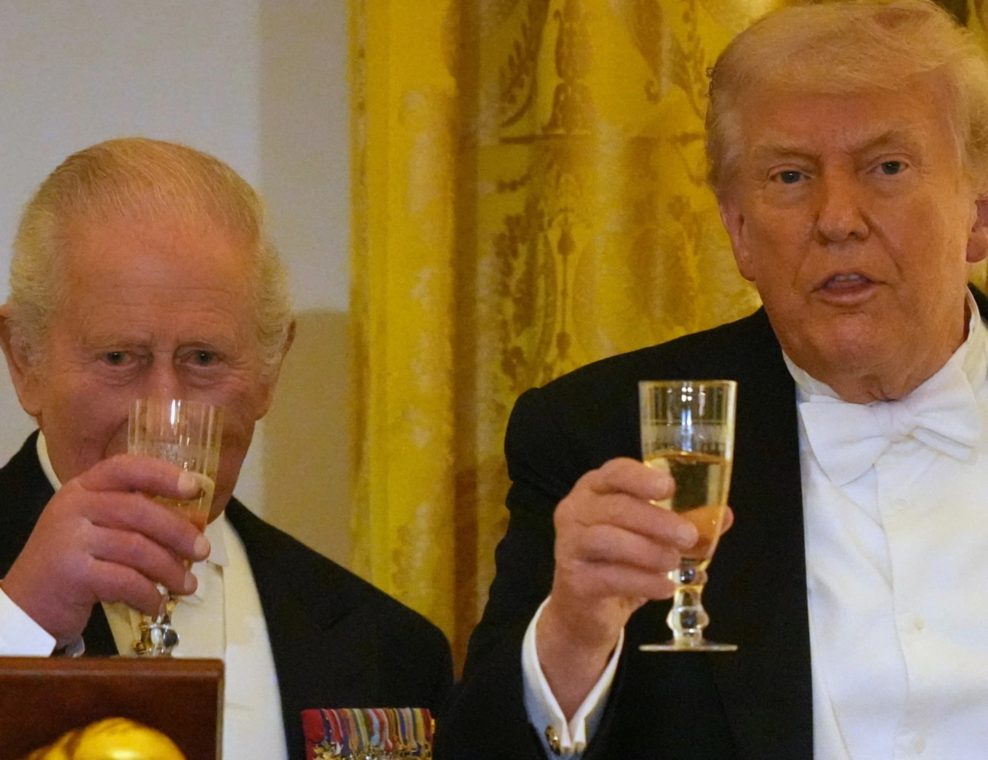 Dio salvi re Carlo d'Inghilterra: con l'ironia conquista l'America