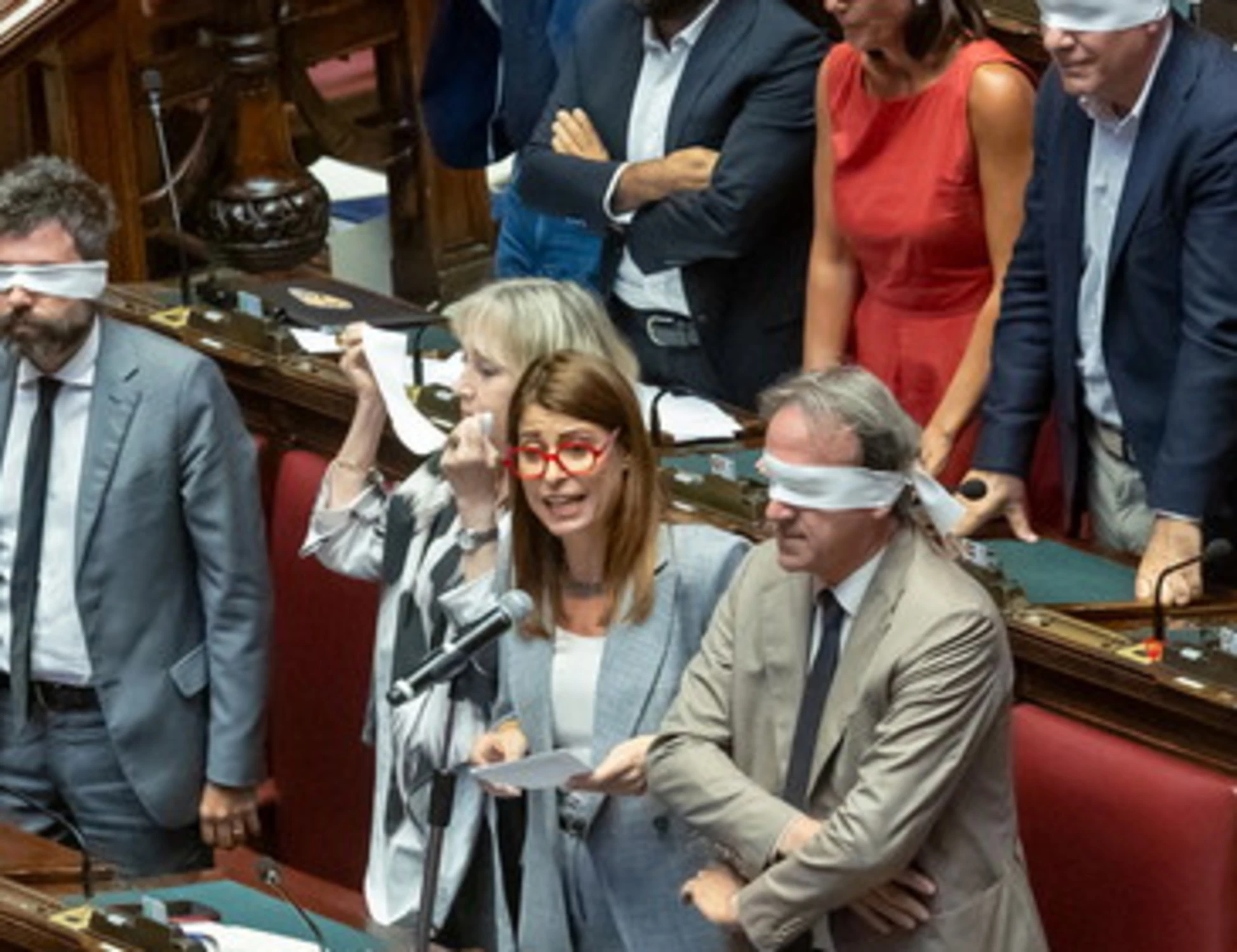 Delmastro, no all'accesso alle chat. La sinistra insorge: bende, urla, minacce