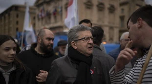 Francia, il sondaggio che spaventa: &quot;Torna la sinistra dura e pura&quot;
