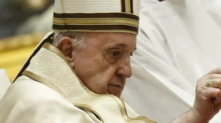 Papa Francesco, l'incontro con l'Imam e il plauso della massoneria: "Passo da gigante", imbarazzo in Vaticano