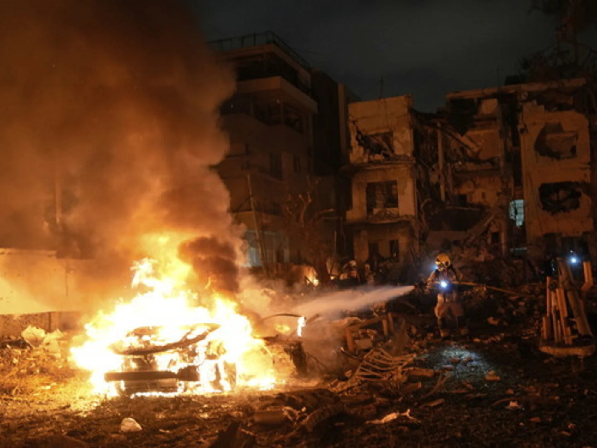 &quot;Li colpiremo&quot;: l'Iran avverte Israele e alleati, escalation? <span style="color: rgb(153, 0, 0);">Diretta</span>