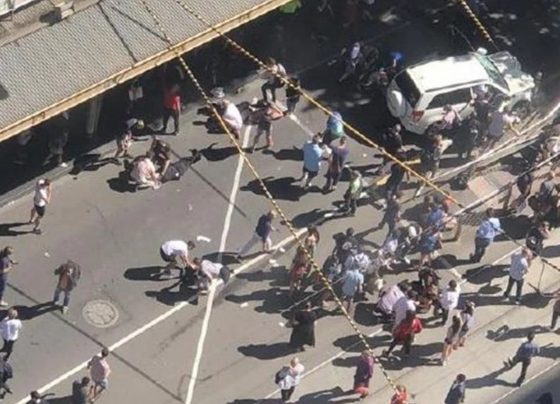 L'orrore della bestia con il Suv: massacra i passanti, 19 feriti. Un bimbo gravissimo, arrestato