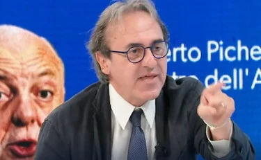L'Aria Che Tira, fanno vedere a Bonelli il telefono e lui perde le staffe