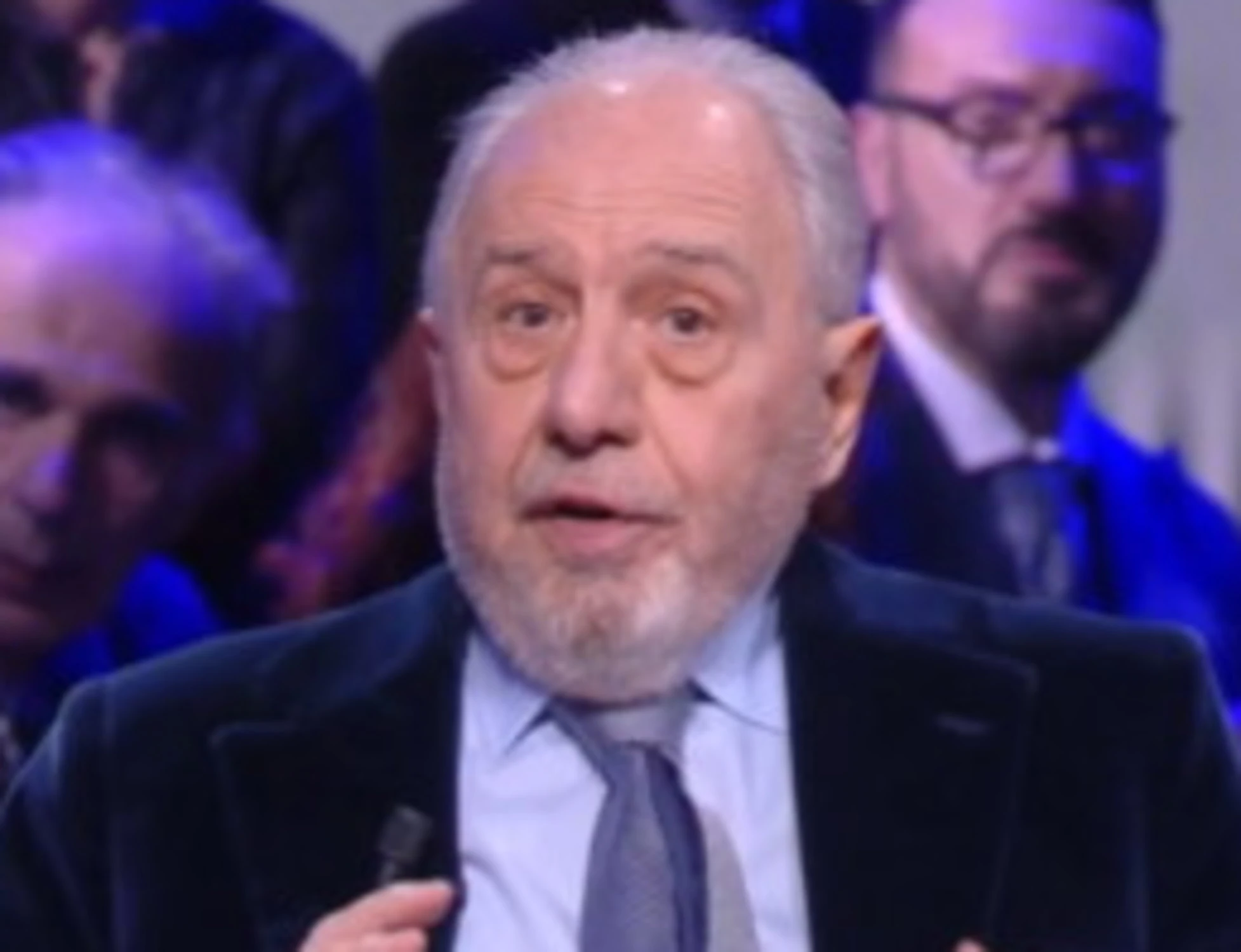 Crans-Montana, quanto guadagna il sindaco. Caprarica furioso: "La dignità ce l'avete?"