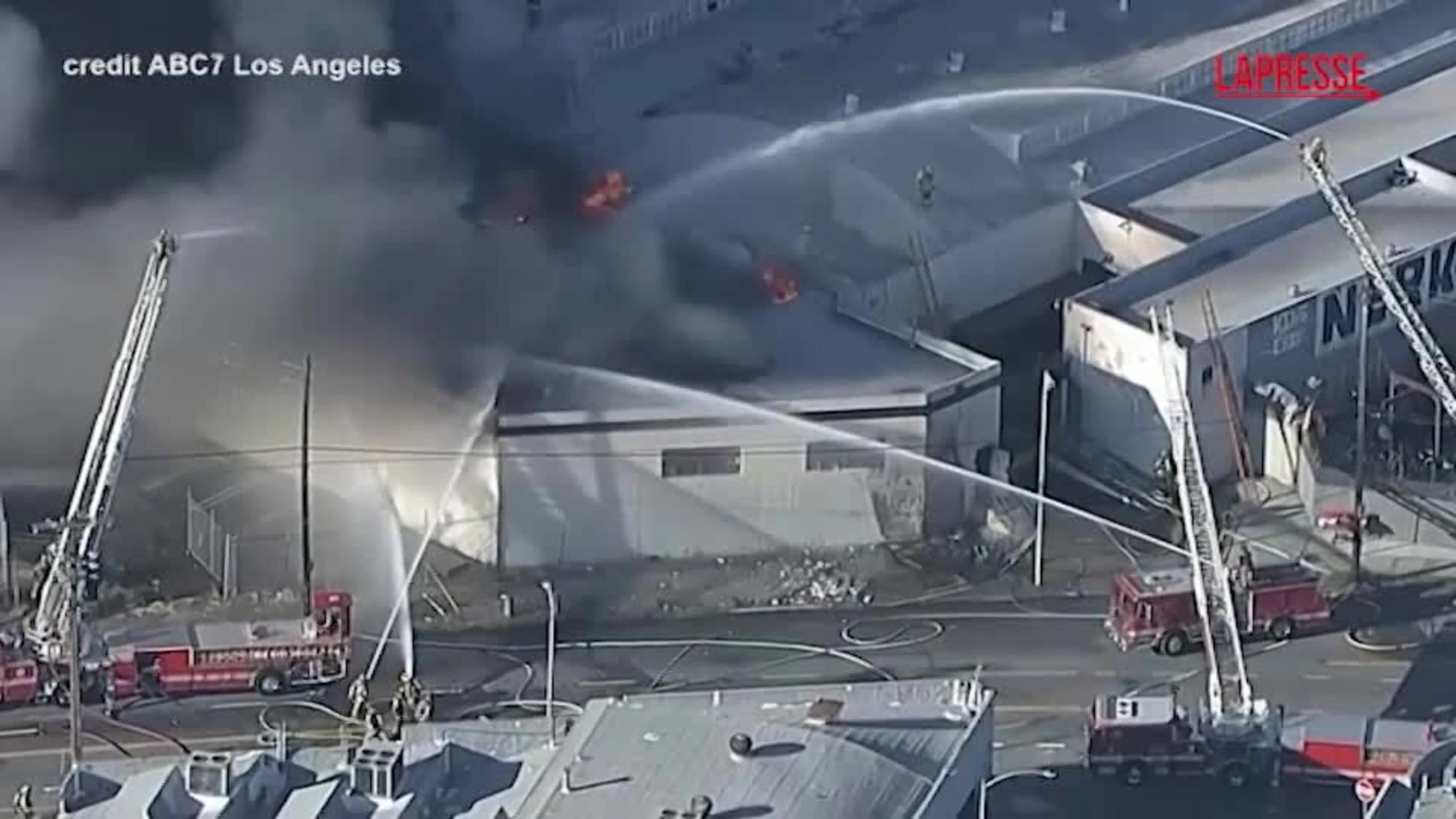 Los Angeles brucia, la gigantesca colonna di fumo