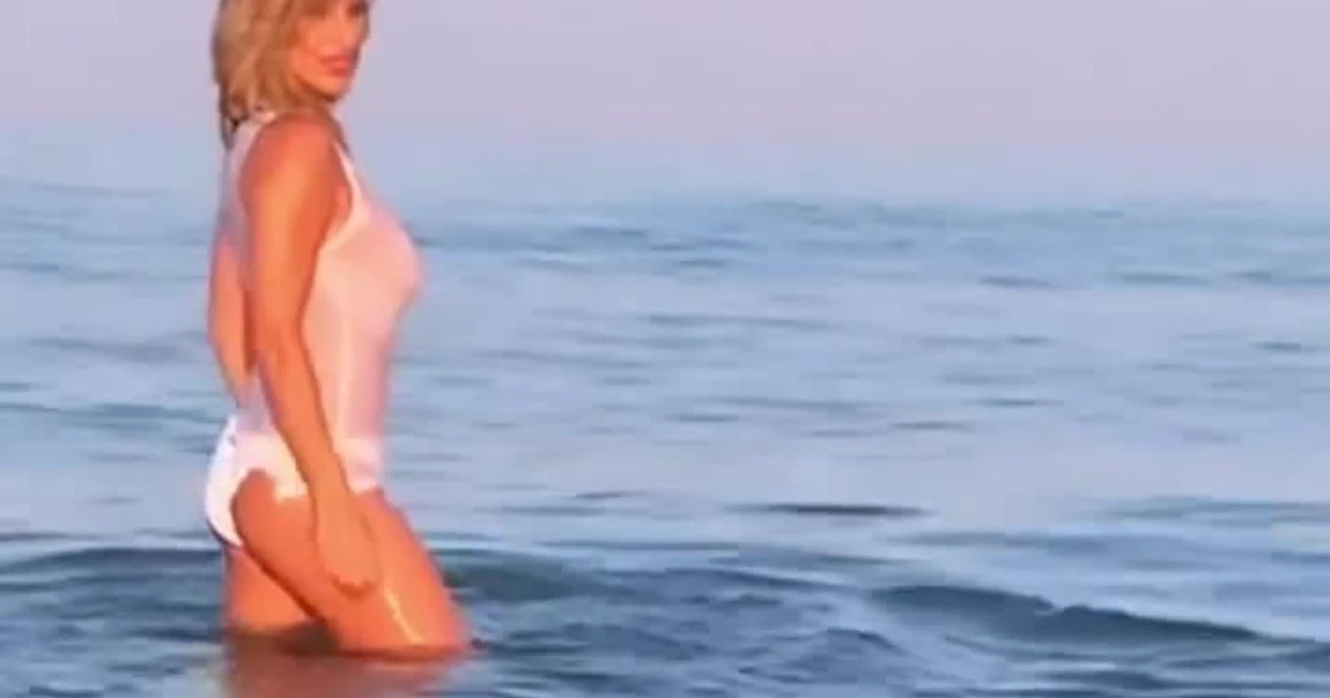 Sabrina Salerno, terremoto acquatico: tutta bagnata in costume, uno spettacolo a 52 anni
