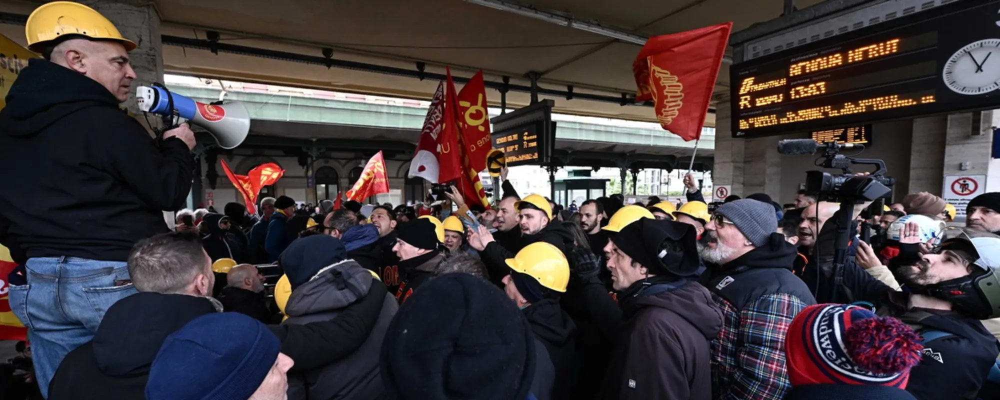 L'agghiacciante coro degli operai su Meloni: la sinistra che dice?