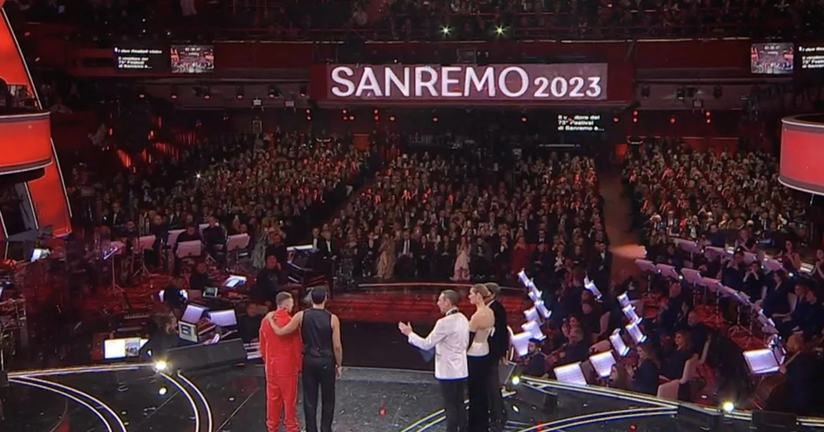Sanremo 2023, Mengoni trionfa: "Ma se posso...", la polemica durante la premiazione