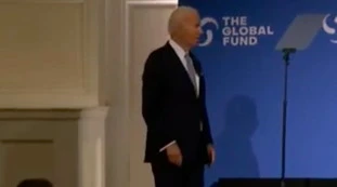 Joe Biden in stato confusionale: il gesto-choc, paura negli Usa