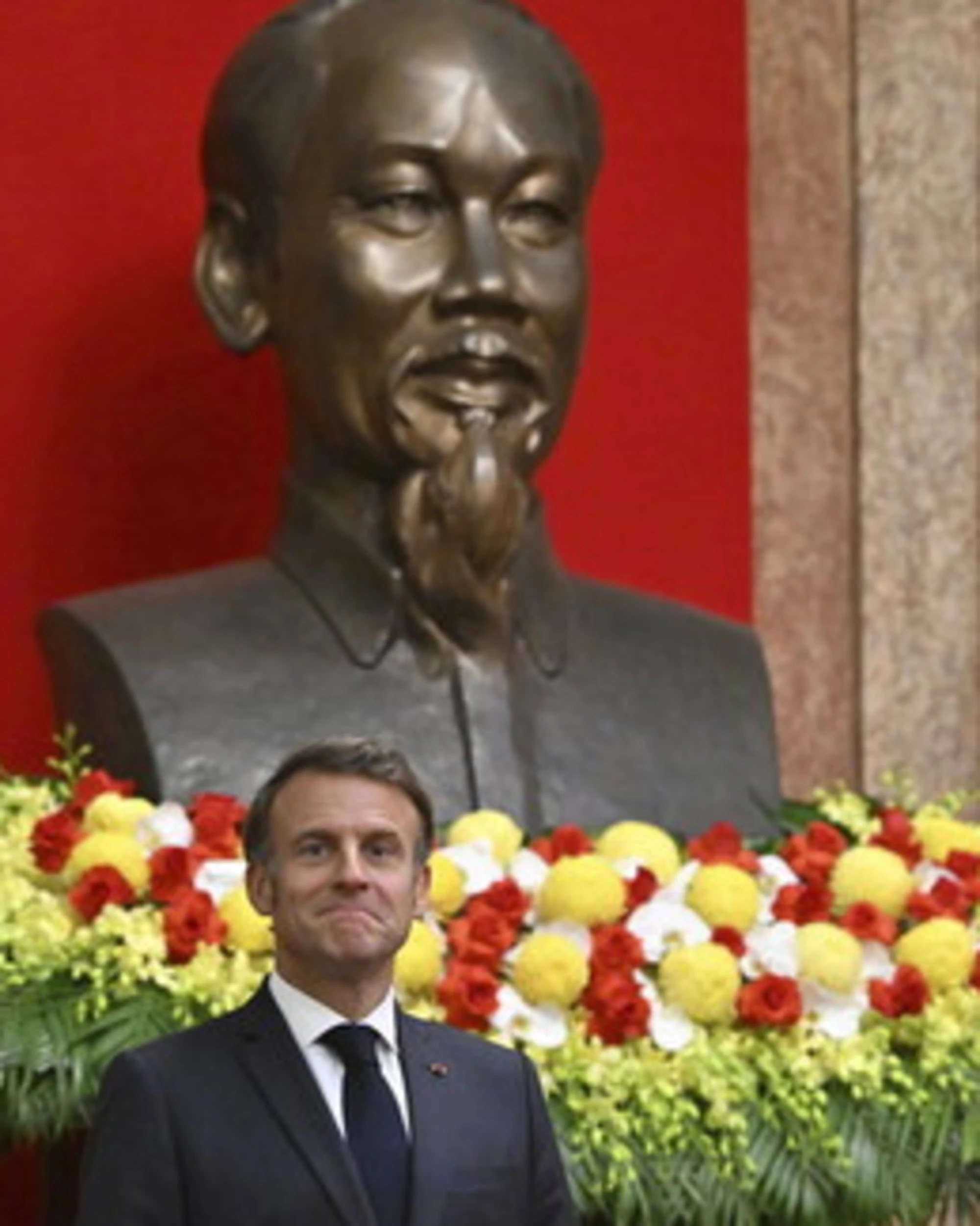 Emmanuel Macron preso a schiaffi anche in Vietnam
