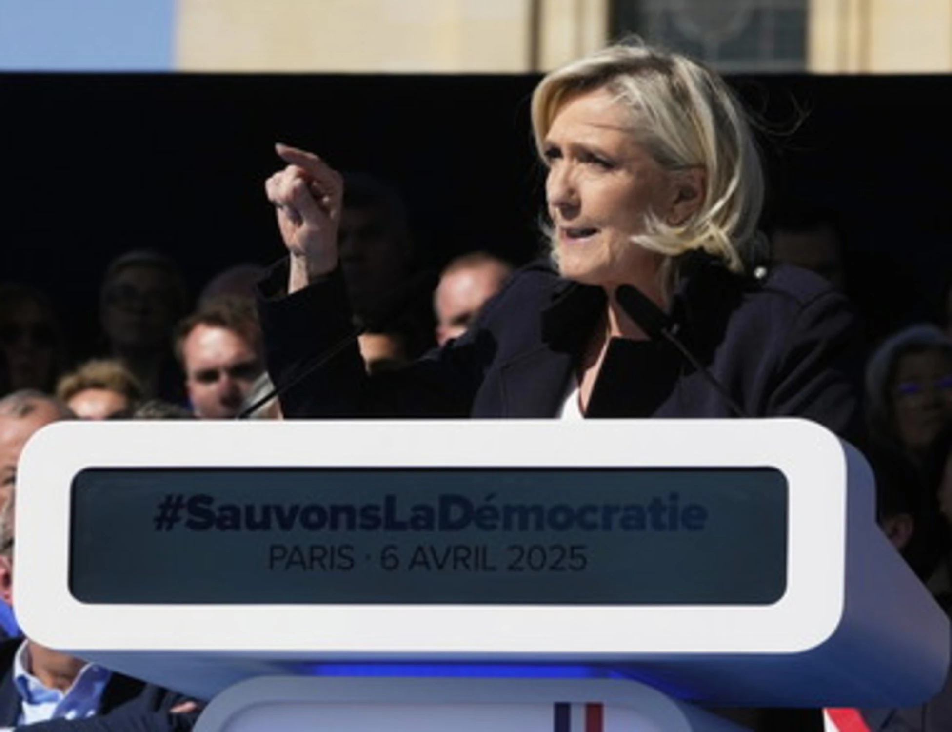 Marine Le Pen a Quarta repubblica: "Censurano chi è contro questa Ue"