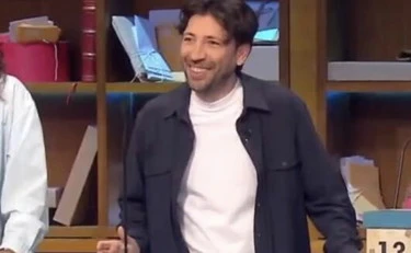 Affari Tuoi, Herbert Ballerina col "portafoglie" davanti alle gemelle: deliro in studio